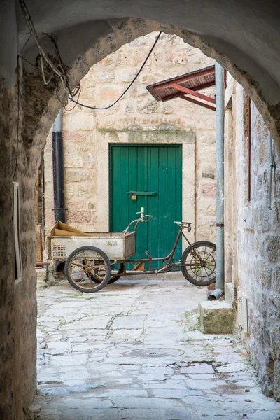 Üç tekerlekli bisiklet ile sepeti — Stok fotoğraf