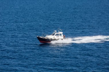 pilot arasında masmavi bir deniz hızlandırmak