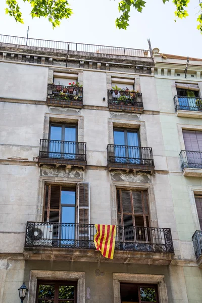 Balcones antiguos con Bandera de Cataluña — Foto de Stock