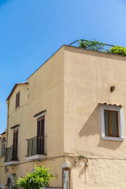 Sarı sıva ile bina değiştirme işareti