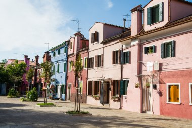 pembe ve mavi burano evlerde