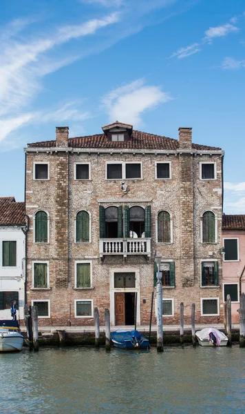 Boten afgemeerd door huis in Venetië canal — Stockfoto