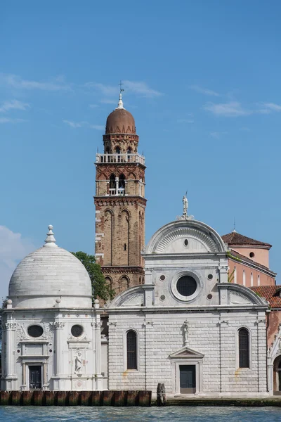 Církev a bell tower v modré v Benátkách — Stock fotografie