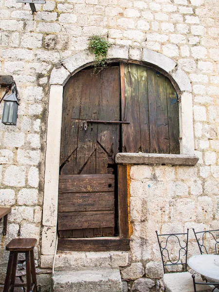 Starověké zamkl dveře v Kotoru — Stock fotografie
