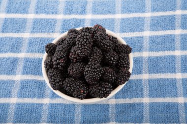 Mavi havlu üstünde böğürtlen