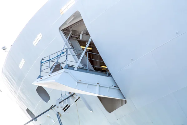 Escotilla abierta en el casco del crucero blanco — Foto de Stock