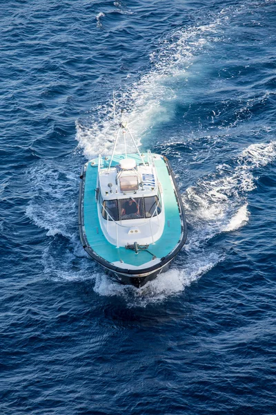 Barca pilota verde e bianco su blu acqua — Stockfoto