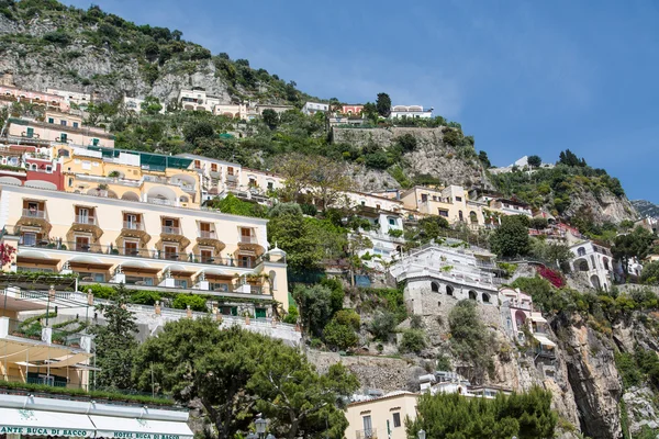 Balkonger på bostäder över positano — Stockfoto