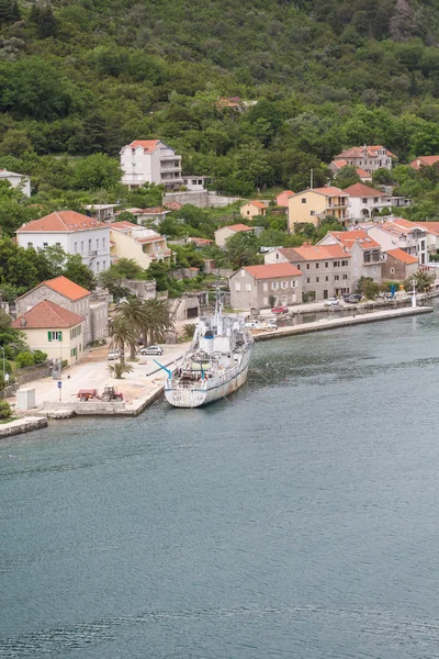 Altes Arbeitsboot an der Küste von Kotor — Stockfoto