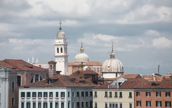 Venezia cupole sotto il cielo nuvoloso — Foto Stock