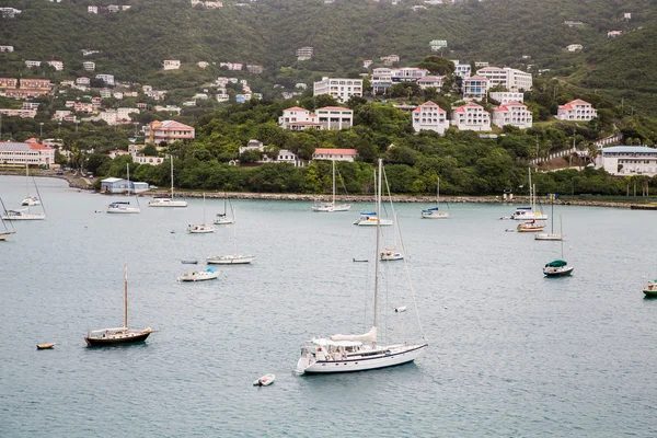 Yachts in Bay Beneath Tropical Resorts — Stock Photo, Image