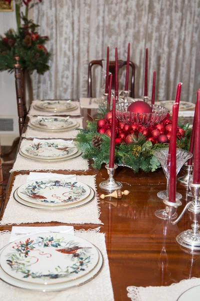 Adornos de Navidad en la mesa de comedor — Foto de Stock