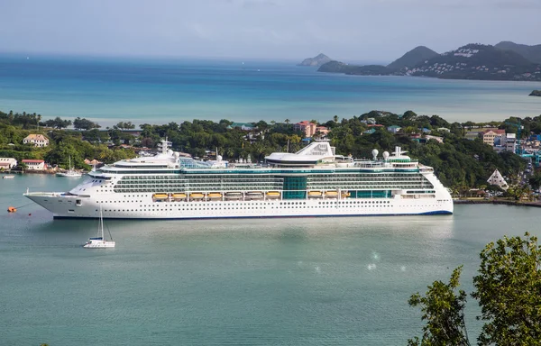 Luxus weißes Kreuzfahrtschiff in der Bucht von St. Lucia — Stockfoto