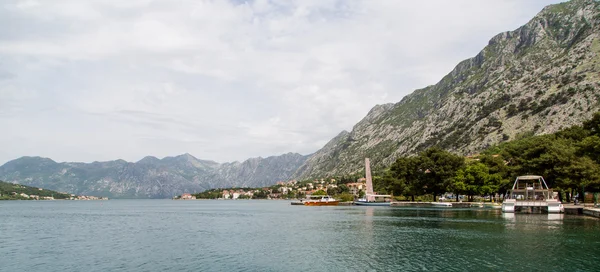 Barcos ao longo Kotor Bay — Fotografia de Stock