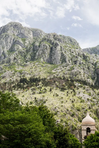 Felsigen Gipfeln über kotor montenegro — Stockfoto