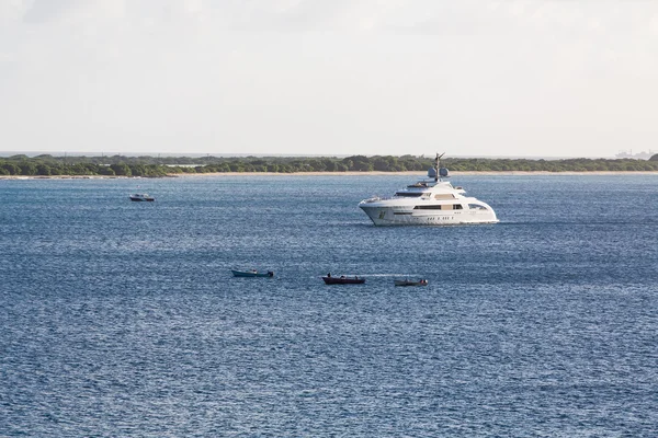 Canoas en yate de lujo blanco en Blue Water — Foto de Stock