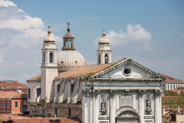 Fachada y cúpulas en la Iglesia de Venecia — Foto de Stock