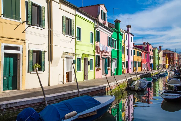 Gelb grüne und rosa Häuser am Kanal von Burano — Stockfoto