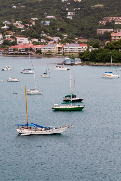 Sailboats in St Thomas Bay with Resorts — Stock Photo, Image