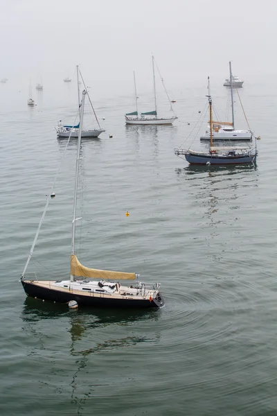 Segelbåtar förtöjda i hamnen, dimmigt — Stockfoto