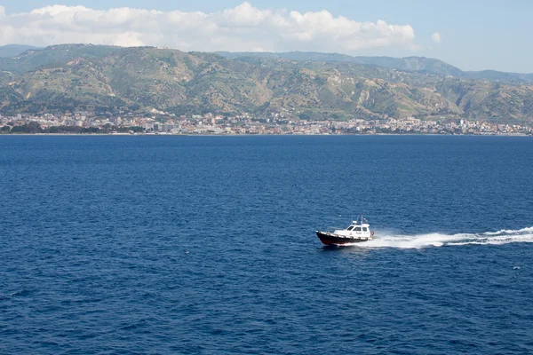 Italienischer Pilot auf dem Weg über blaues Wasser — Stockfoto