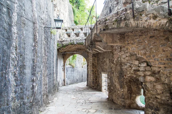 Каменная дорожка и стены в Которе — стоковое фото