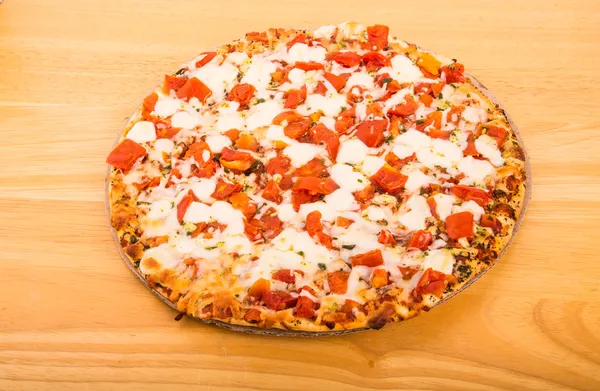 Pizza inteira de tomate e queijo — Fotografia de Stock