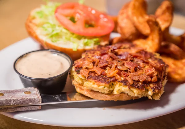 Crab Cake Sandwich with Bacon — Stock Photo, Image