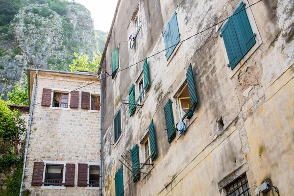 Finestre in vecchio muro di Kotor con persiane verdi — Foto Stock