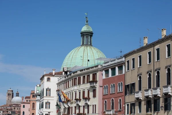 Reihe farbenfroher Gebäude in Venedig mit Kuppel in der Ferne — Stockfoto