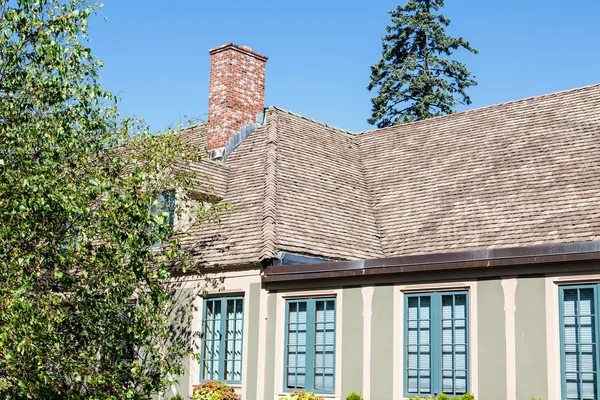 Old Plaster Home and Shingled Roof — Stock Photo, Image