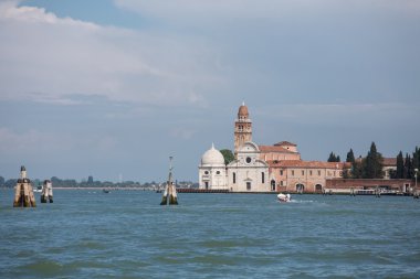 Kiliseye doğru kanalda tekne