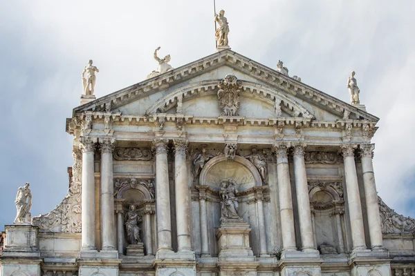 Facciata della Chiesa di Venezia con statue — Foto Stock