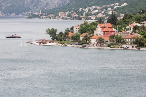 Speedboot vor Küste des montenegrinischen Dorfes — Stockfoto