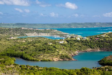 yeşil tepeler ve mavi lagün