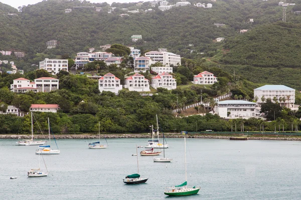 Båtar och Semesteranläggning i st thomas — Stockfoto