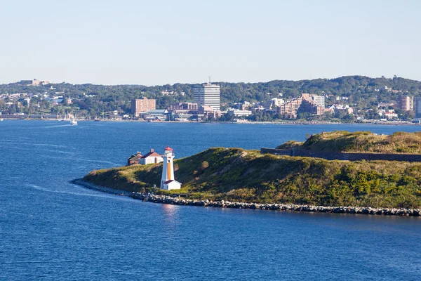 Orangefarbener und weißer Leuchtturm an der Einfahrt zum Hafen von Halifax — Stockfoto