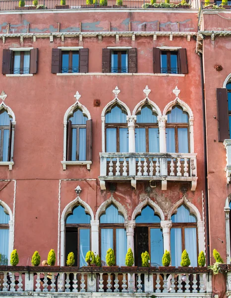 Süslü kırmızı pencerelerde otel Venedik sıva — Stok fotoğraf