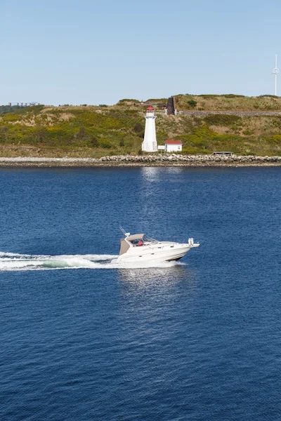 Faro pasado de yate blanco —  Fotos de Stock