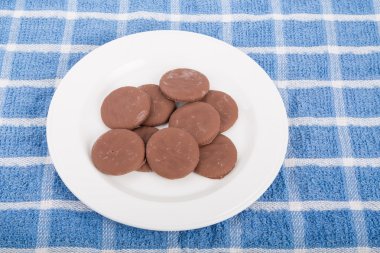 Beyaz plaka üzerinde ince nane çikolata Çerezler