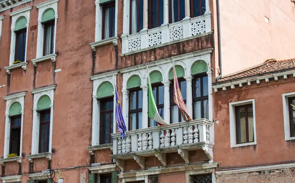 Fahnen und Fenster auf venezianischem Hotel — Stockfoto