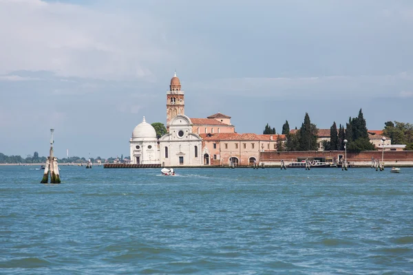 Kleine boot nadert kerk op kanaal in Venetië — Stockfoto