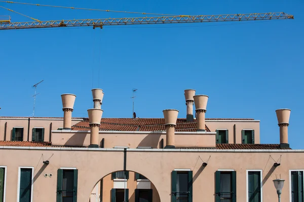 Yellow Crane Over Venice Building — Stock Photo, Image