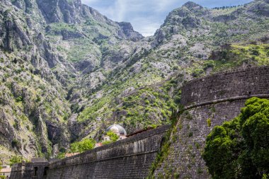 dağ altında duvarın üzerinden kubbe