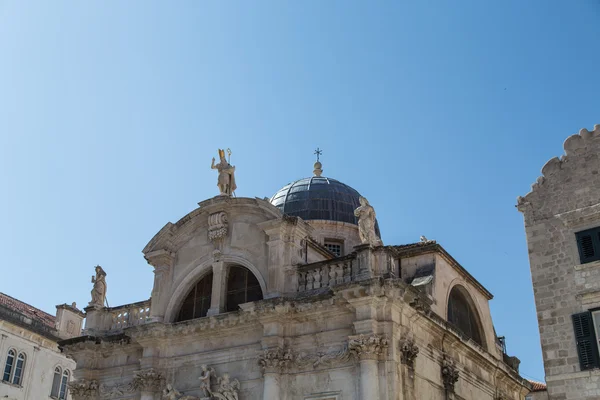 Statues by Church Dome in Dubrovnik — Stock Photo, Image