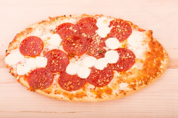 Pizza de pepperoni oval quente — Fotografia de Stock