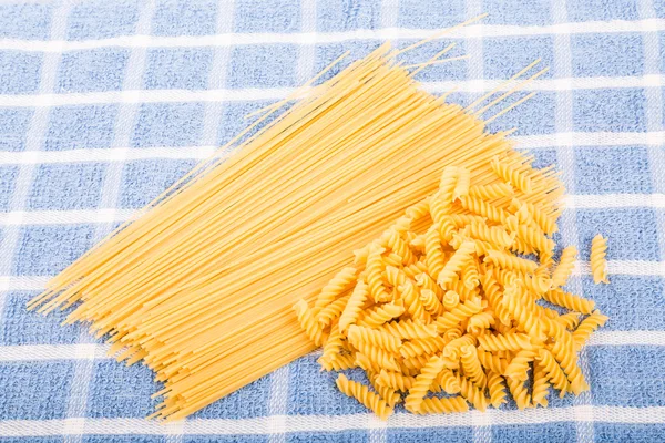 Rotini і спагетті на синій рушник — стокове фото
