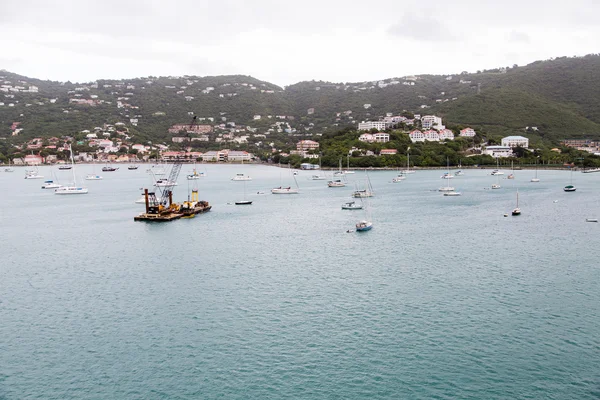 Segelbåtar runt piren nybyggnation i st thomas — Stockfoto