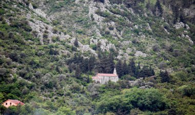Karadağ dağın üzerinde Kilise