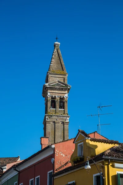 Gamla kyrktornet över färgglada hem i burano — Stockfoto